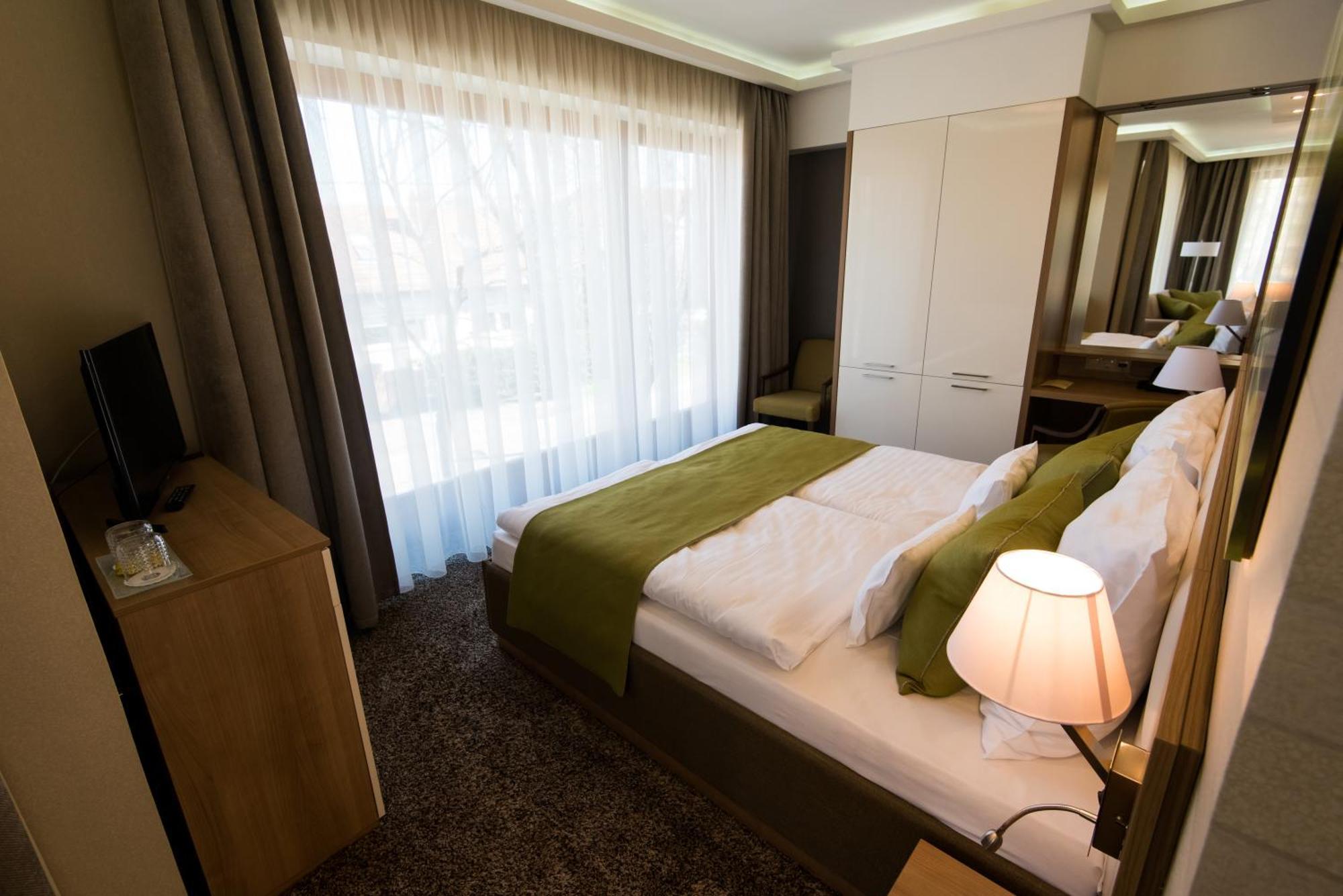 Bh Kristaly Hotel Debrecen Ngoại thất bức ảnh